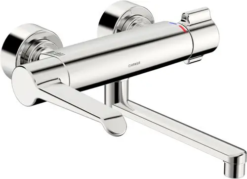 Waschtischbatterie in Chrom von HANSA mit langem Bedienungshebel und ausgezogenen Wasserhahn, geeignet für Montage an einer Wand.